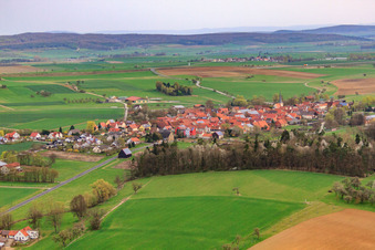 Dorfansicht aus Süden im Ortsteil Sondheim in Mellrichstadt im Bundesland Bayern, Deutschland