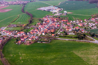 Luftbild von Dorf - Ansicht am Rande von landwirtschaftlichen Feldern und Nutzflächen in Simmershausen in Römhild im Bundesland Thüringen, Deutschland