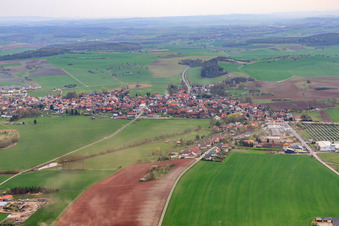 Dorf - Ansicht am Rande von landwirtschaftlichen Feldern und Nutzflächen im Ortsteil Streufdorf in Straufhain im Bundesland Thüringen, Deutschland