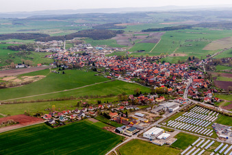 Dorf - Ansicht am Rande von landwirtschaftlichen Feldern und Nutzflächen in Straufhain im Ortsteil Streufdorf im Bundesland Thüringen, Deutschland