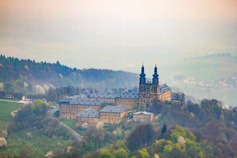 Luftbild von Kloster Banz mit Klosterkirche St. Dionysius und St. Petrus auf einem Berg über dem Main im Ortsteil Unnersdorf in Bad Staffelstein im Bundesland Bayern, Deutschland