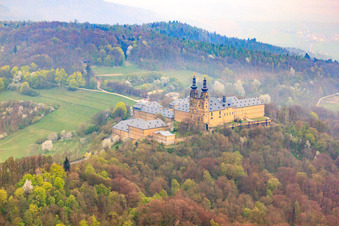 Luftaufnahme von Kloster Banz mit Klosterkirche St. Dionysius und St. Petrus auf einem Berg über dem Main im Ortsteil Unnersdorf in Bad Staffelstein im Bundesland Bayern, Deutschland