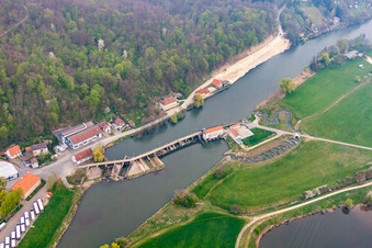 Schleusenanlagen am Ufer der Wasserstraße des Main im Ortsteil Hausen in Bad Staffelstein im Ortsteil Schönbrunn im Bundesland Bayern, Deutschland