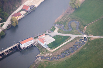 Luftbild von Schleusenanlagen am Ufer der Wasserstraße des Main im Ortsteil Schönbrunn in Bad Staffelstein im Bundesland Bayern, Deutschland