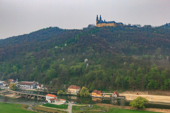 Kloster Banz mit Klosterkirche St. Dionysius und St. Petrus auf einem Berg über dem Main im Ortsteil Unnersdorf in Bad Staffelstein im Bundesland Bayern, Deutschland von oben
