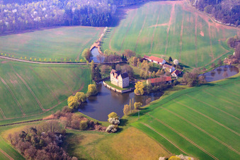 Luftbild von Gebäude und Schloßpark- Anlagen des Wasserschloß Brennhausen in Sulzdorf an der Lederhecke im Bundesland Bayern, Deutschland