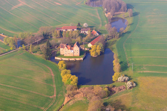 Luftaufnahme von Gebäude und Schloßpark- Anlagen des Wasserschloß Brennhausen in Sulzdorf an der Lederhecke im Bundesland Bayern, Deutschland
