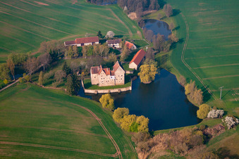 Schrägluftbild von Gebäude und Schloßpark- Anlagen des Wasserschloß Brennhausen in Sulzdorf an der Lederhecke im Bundesland Bayern, Deutschland