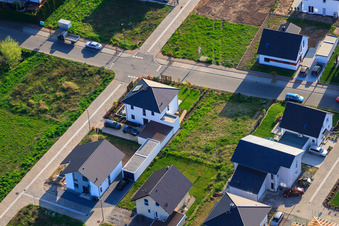 Schrägluftbild von Neubaugebiet Ost (Im Holderbusch) in Minfeld im Bundesland Rheinland-Pfalz, Deutschland