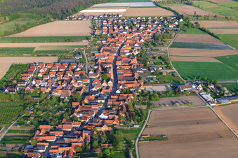 Hauptstraße von Westen in Erlenbach bei Kandel im Bundesland Rheinland-Pfalz, Deutschland