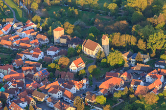 St. Bartholomäus in Berg im Bundesland Rheinland-Pfalz, Deutschland von oben