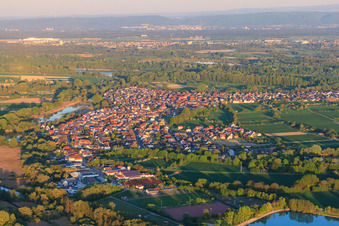 Dorfansicht vom Epple bis zum Rhein aus Westen in Neuburg am Rhein im Bundesland Rheinland-Pfalz, Deutschland