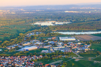 Luftbild von Industriegebiet Entenseestraße Industriestraße von Westen in Hagenbach im Bundesland Rheinland-Pfalz, Deutschland