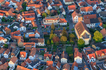Kirche Hagenbach und Sparkasse Südpfalz in der Ludwigstr im Bundesland Rheinland-Pfalz, Deutschland
