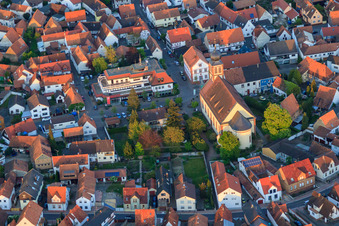 Luftbild von Kirche Hagenbach und Sparkasse Südpfalz in der Ludwigstr im Bundesland Rheinland-Pfalz, Deutschland