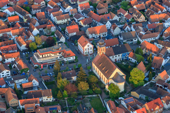 Luftaufnahme von Kirche Hagenbach und Sparkasse Südpfalz in der Ludwigstr im Bundesland Rheinland-Pfalz, Deutschland