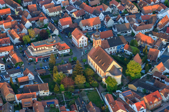 Schrägluftbild von Kirche Hagenbach und Sparkasse Südpfalz in der Ludwigstr im Bundesland Rheinland-Pfalz, Deutschland