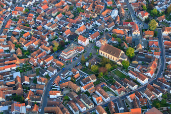 Kirche Hagenbach und Sparkasse Südpfalz in der Ludwigstr im Bundesland Rheinland-Pfalz, Deutschland von oben