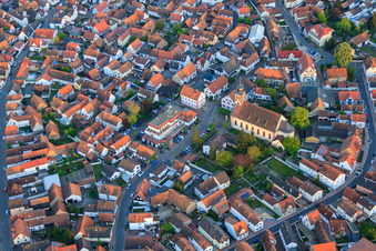 Kirche Hagenbach und Sparkasse Südpfalz in der Ludwigstr im Bundesland Rheinland-Pfalz, Deutschland aus der Luft