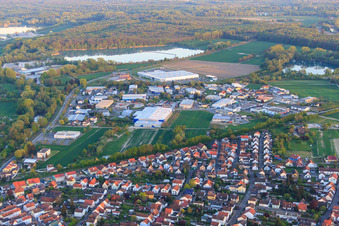 Maximilianstraße vor dem Industriegebiet Entenseestraße Industriestraße von Westen in Hagenbach im Bundesland Rheinland-Pfalz, Deutschland