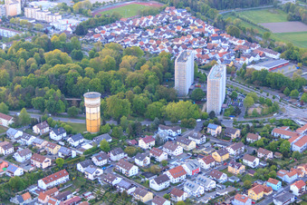 Luftbild von Wasserturm und zwei Wohnhochhäuser in der Dorschbergstr in Wörth am Rhein im Bundesland Rheinland-Pfalz, Deutschland