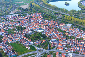Luftbild von Alt-Wörth mit Luitpoldstraße und   Pfarrkirche St. Ägidius in Wörth am Rhein im Bundesland Rheinland-Pfalz, Deutschland