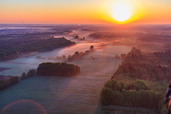 Luftbild von Sonnenaufgang über der Otterbachniederung im Morgendunst in Minfeld im Bundesland Rheinland-Pfalz, Deutschland