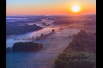 Luftaufnahme von Sonnenaufgang über der Otterbachniederung im Morgendunst in Minfeld im Bundesland Rheinland-Pfalz, Deutschland