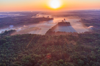 Schrägluftbild von Sonnenaufgang über der Otterbachniederung im Morgendunst in Minfeld im Bundesland Rheinland-Pfalz, Deutschland
