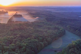 Sonnenaufgang über der Otterbachniederung im Morgendunst in Minfeld im Bundesland Rheinland-Pfalz, Deutschland von oben