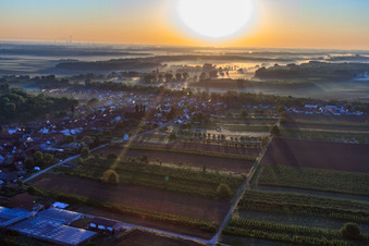 Sonnenaufgang über dem Dorf in Winden im Bundesland Rheinland-Pfalz, Deutschland