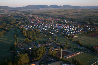 Ortsansicht der Straßen und Häuser der Wohngebiete im Ortsteil Mühlhofen in Billigheim-Ingenheim im Bundesland Rheinland-Pfalz, Deutschland von oben