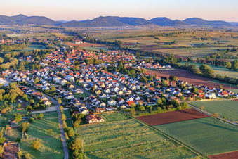 Schillerstr im Ortsteil Billigheim in Billigheim-Ingenheim im Bundesland Rheinland-Pfalz, Deutschland