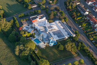 Schrägluftbild von Kurven und Kreis- Bahnen der Wasser- Rutsche am Schwimmbecken des Hallen- und Freibades La Ola im Ortsteil Queichheim in Landau in der Pfalz im Bundesland Rheinland-Pfalz, Deutschland