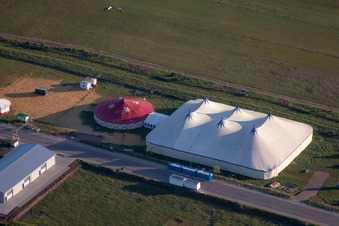 Zirkuszelt im Ortsteil Speyerdorf in Neustadt an der Weinstraße im Bundesland Rheinland-Pfalz, Deutschland
