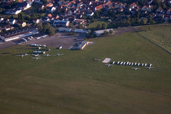 Luftbild von Segelflugplatz im Ortsteil Speyerdorf in Neustadt an der Weinstraße im Bundesland Rheinland-Pfalz, Deutschland