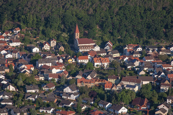 Kirchengebäude der KATHOLISCHEN ST.-JOHANNES-KIRCHE am Waldrand im Ortsteil Königsbach in Neustadt an der Weinstraße im Bundesland Rheinland-Pfalz, Deutschland