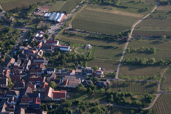 Luftaufnahme von Netts Landhaus Loblocher Hof im Ortsteil Gimmeldingen in Neustadt an der Weinstraße im Bundesland Rheinland-Pfalz, Deutschland