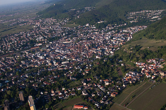 Neustadt an der Weinstraße im Bundesland Rheinland-Pfalz, Deutschland von einer Drohne aus