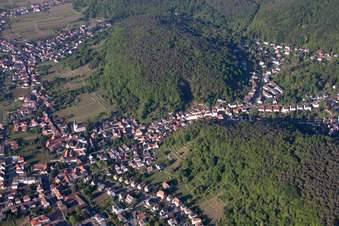 Drohnenaufname von Ortsteil Hambach an der Weinstraße in Neustadt an der Weinstraße im Bundesland Rheinland-Pfalz, Deutschland