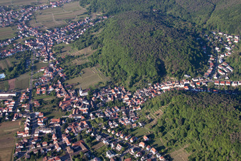 Luftaufnahme von Dorf - Ansicht am Rande von Weinbergen im Ortsteil Hambach in Neustadt an der Weinstraße im Ortsteil Hambach an der Weinstraße im Bundesland Rheinland-Pfalz, Deutschland