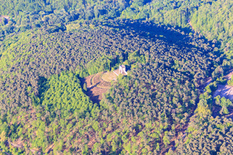 Drohnenaufname von Sieges- und Friedensdenkmal in Edenkoben im Bundesland Rheinland-Pfalz, Deutschland