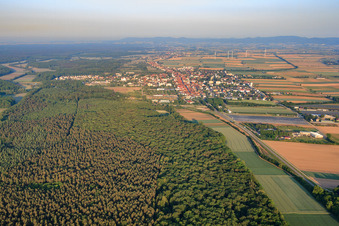 Stadtansicht am Morgn von Osten in Kandel im Bundesland Rheinland-Pfalz, Deutschland