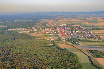Luftaufnahme von Stadtansicht am Morgn von Osten in Kandel im Bundesland Rheinland-Pfalz, Deutschland