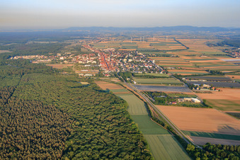 Stadtansicht am Morgn von Osten in Kandel im Bundesland Rheinland-Pfalz, Deutschland von oben