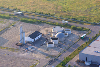 Brunnen und Tanks im Industriegebiet Oberwald in Wörth am Rhein im Bundesland Rheinland-Pfalz, Deutschland
