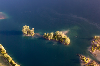 Luftaufnahme von See- Insel auf dem Baggersee Streitköpfle in Linkenheim-Hochstetten im Bundesland Baden-Württemberg, Deutschland