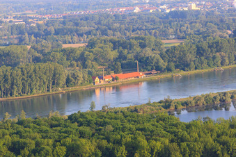 Luftaufnahme von Blick vom Saalbachaltrhein zum Ziegeleimuseum am Rheindamm von Osten in Germersheim im Bundesland Rheinland-Pfalz, Deutschland