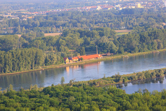 Schrägluftbild von Blick vom Saalbachaltrhein zum Ziegeleimuseum am Rheindamm von Osten in Germersheim im Bundesland Rheinland-Pfalz, Deutschland