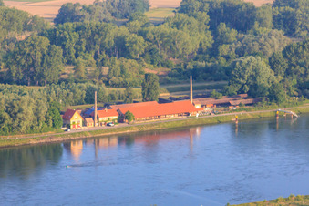 Blick vom Saalbachaltrhein zum Ziegeleimuseum am Rheindamm von Osten in Germersheim im Bundesland Rheinland-Pfalz, Deutschland von oben